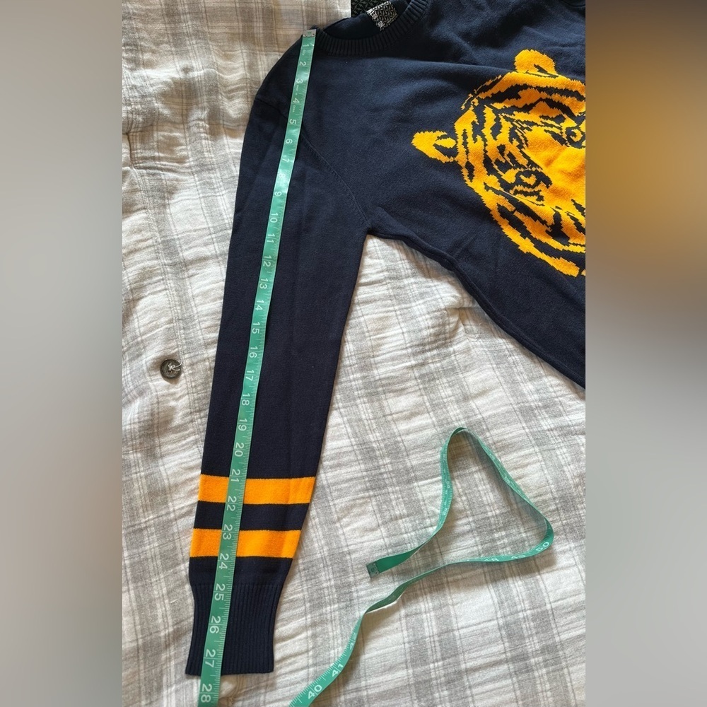 No Retreat Boys Pullover Sweater XL (18-20) - Navy Blue With Yellow/Orange Tiger - Picture 6 of 8
